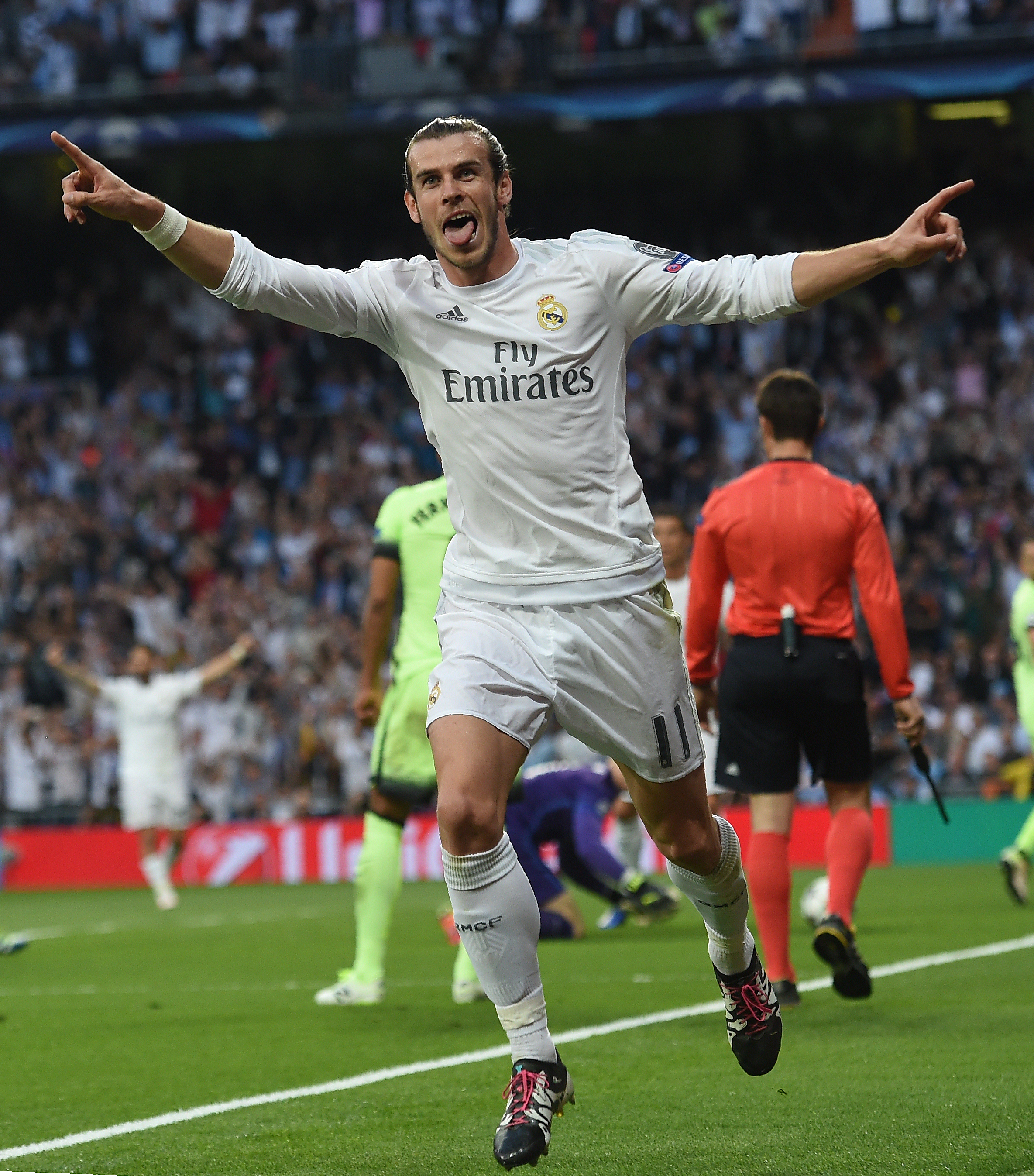 Fernando desviou cruzamento de Bale, marcando gol contra para o Real (Foto: Paul Ellis/AFP)