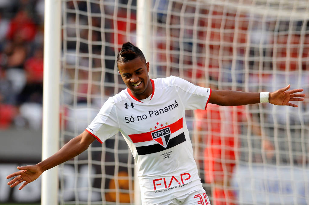 Brazil´s Sao Paulo player Kelvin Mateus celebrates his goal against Mexico´s Toluca during their Copa Libertadores 2016 round before the quarterfinals second leg football match at Nemesio Diez stadium on May 04, 2016, in Toluca, Mexico. / AFP PHOTO / MARIA CALLS