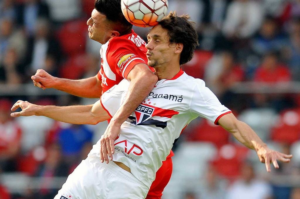 Zagueiro Rodrigo Caio disse que altitude atrapalhou um pouco na derrota são-paulina (Foto: Maria Calls/AFP)