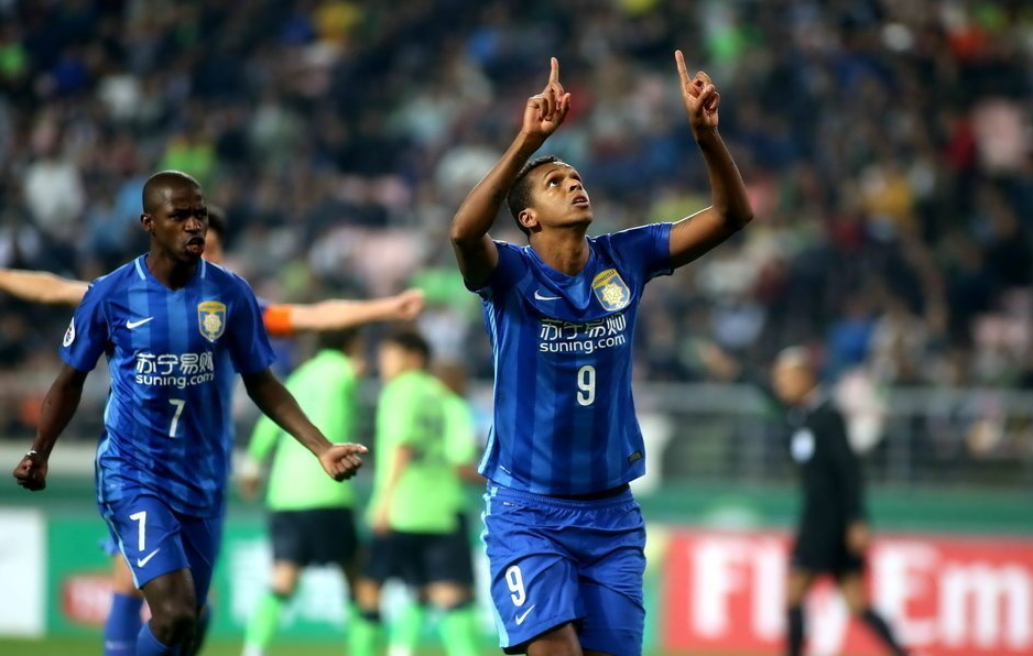 Jô e Ramires tentaram, mas não conseguiram ajudar o Jiangsu a avançar (Foto:Reprodução/Twitter)