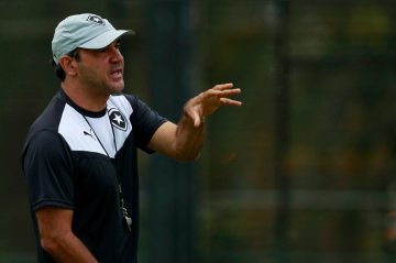 Técnico do Botafogo busca alternativas para variar o jogo diante do Vasco (Foto:Vitor Silva/SSPress)