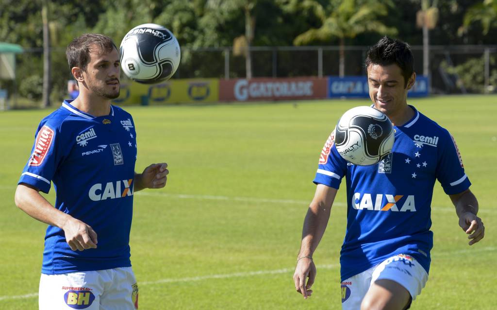 Lucas fará sua estreia nesta quinta, enquanto que Robinho terá que esperar um pouco mais por seu debute no Cruzeiro (Washington Alves/Light Press)