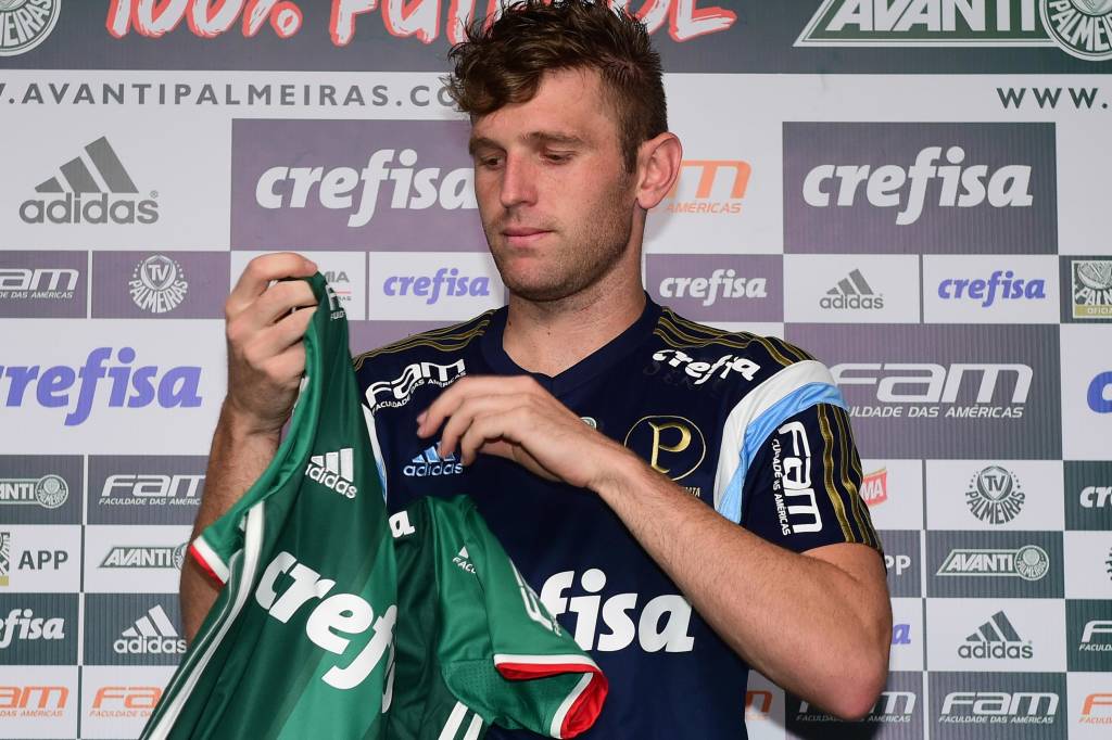 Lateral direito Fabiano veste camisa do Palmeiras durante apresentação (Foto: Djalma Vassão/Gazeta Press)