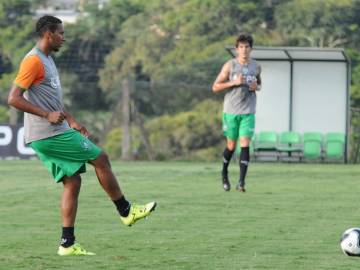 Zagueiro Artur deverá ser improvisado na lateral direita (Carlos Cruz/AFC)