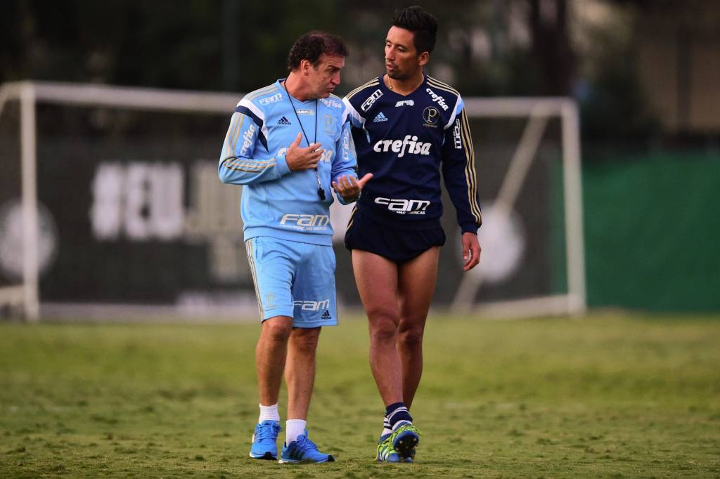 Técnico Cuca promete chance ao centroavante Lucas Barrios (Foto: Djalma Vassão/Gazeta Press)