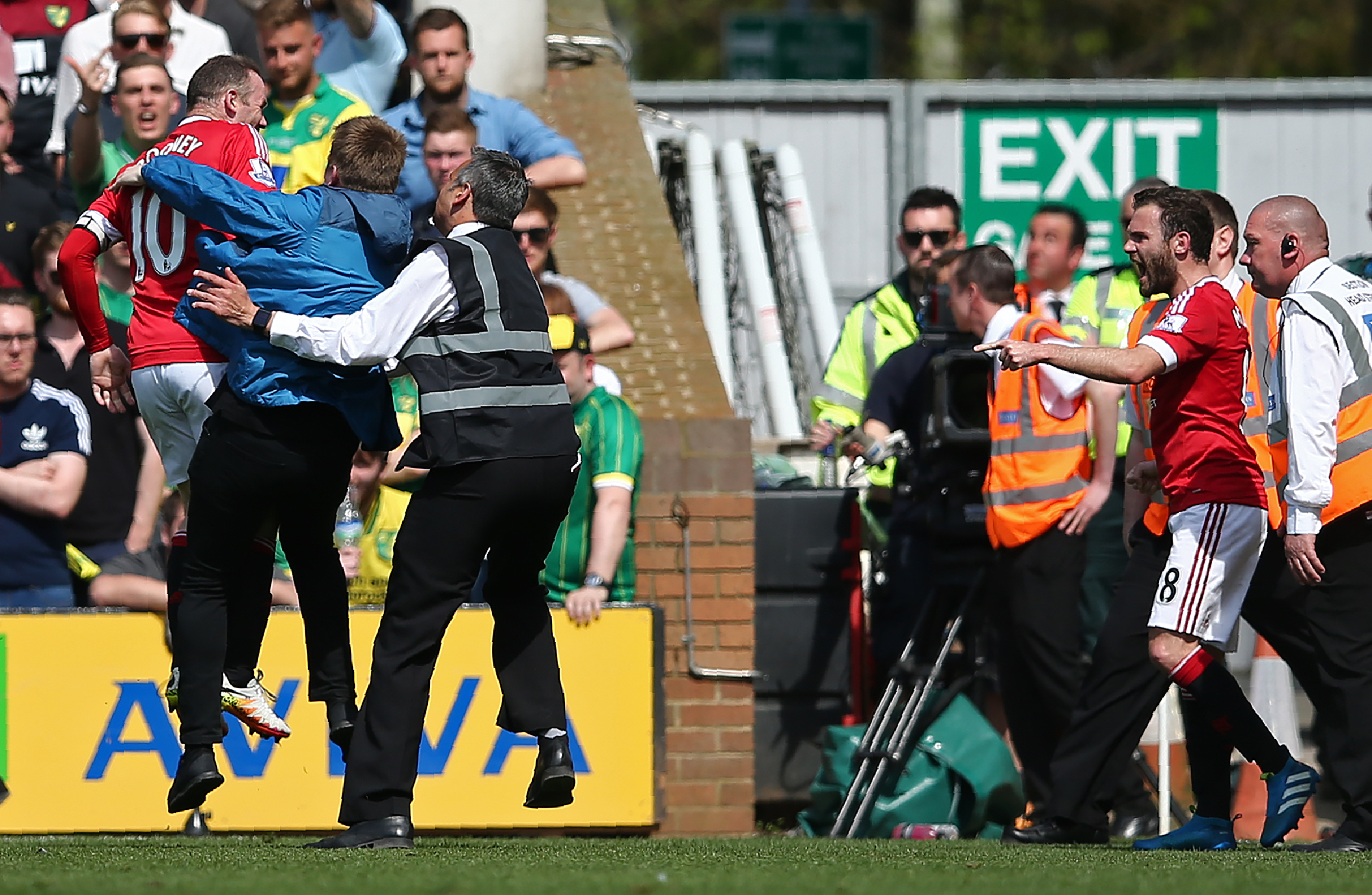 Até torcedor do United invadiu o campo para comemorar o gol com Rooney e Mata (Foto:Justin Tallis/AFP)