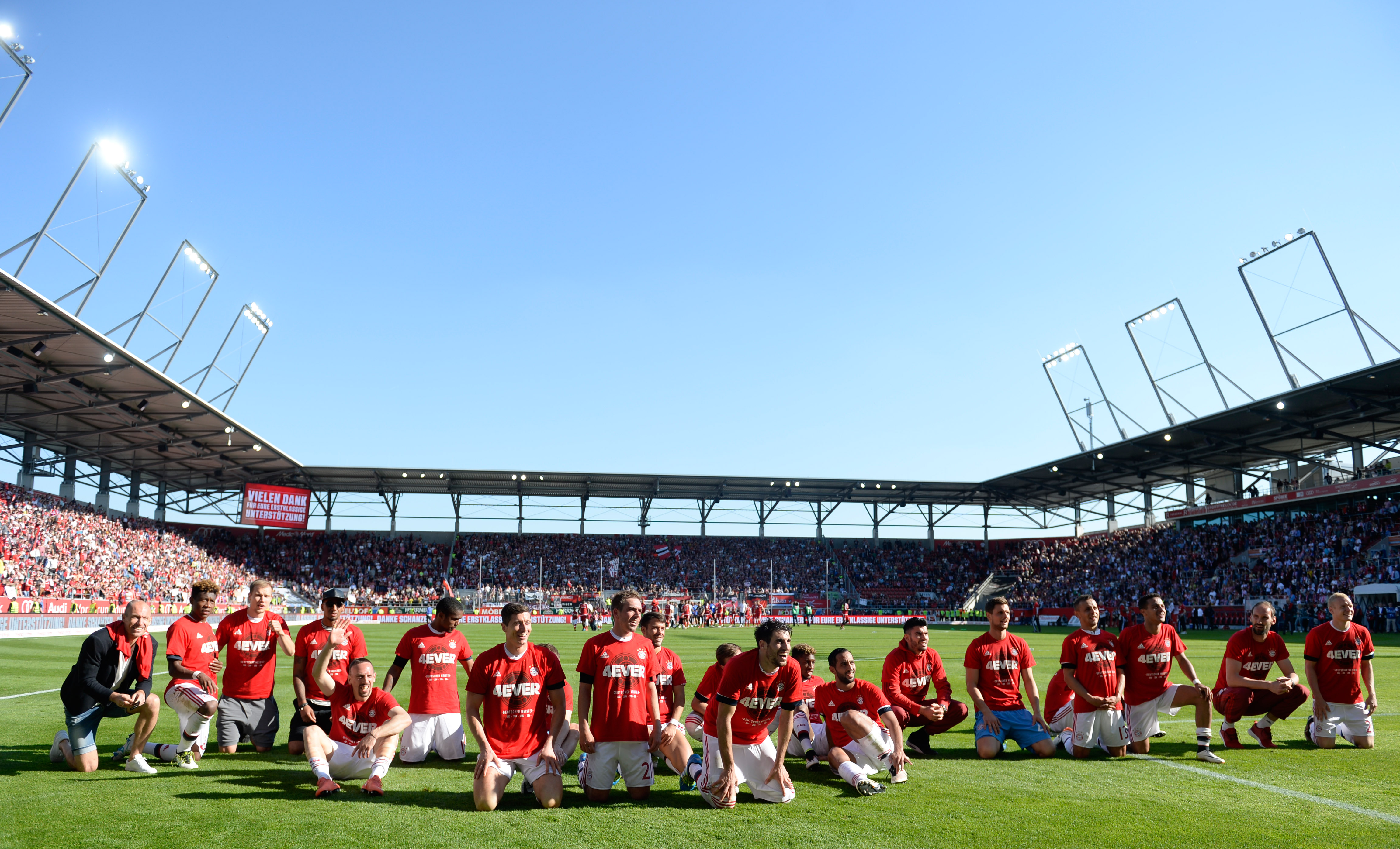 Mesmo fora de casa, jogadores do Bayern comemoraram título de forma tradicional (Foto:Christof Stache/AFP)