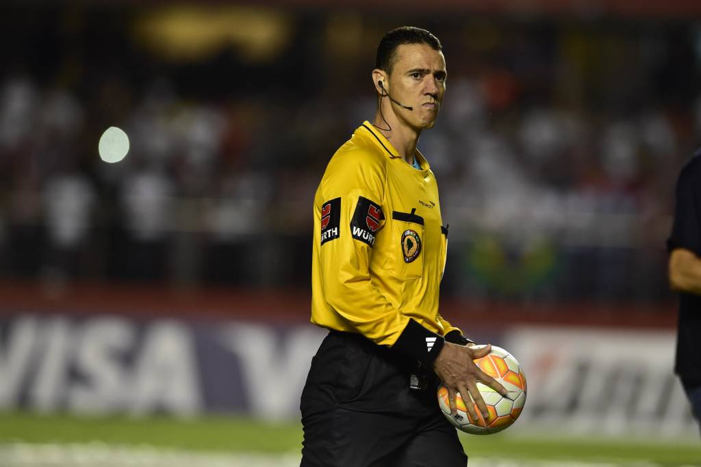 O árbitro colombiano Wilmar Roldan antes da partida entre São Paulo FC e San Lorenzo, da Argentina, válida pela terceira rodada do Grupo 2 da Copa Libertadores da América 2015.