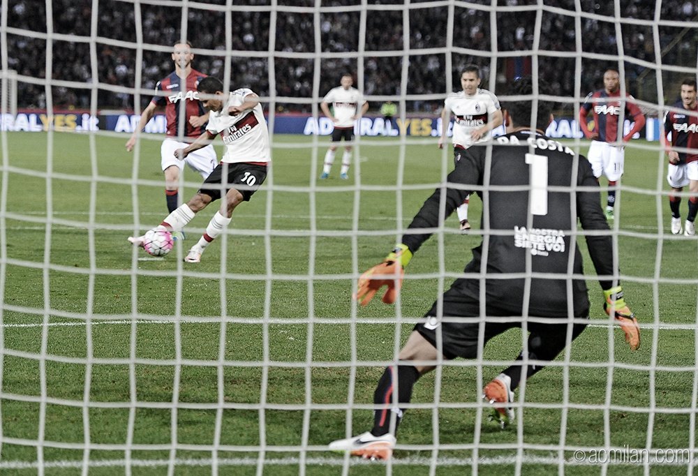Carlos Bacca converteu pênalti e garantiu vitória de 1 a 0 do Milan em Bologna (Foto: Divulgação/AC Milan)