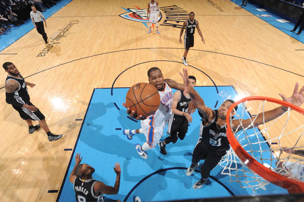 Kevin Durant liderou o Thunder no duelo contra os Spurs (Foto: Garrett Ellwood/NBAE via Getty Images/AFP)