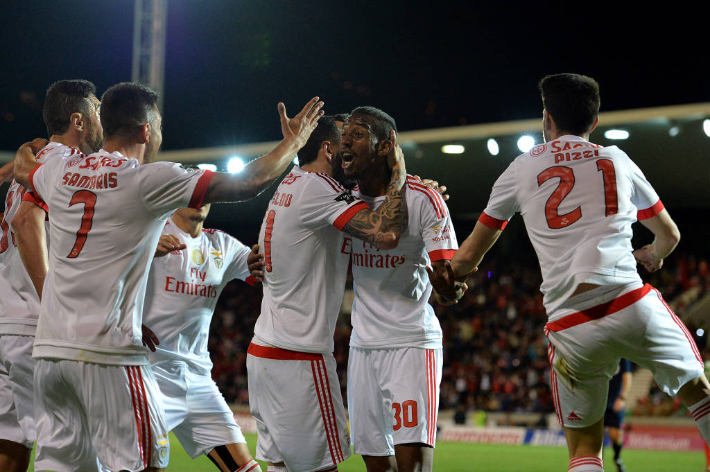 Jogadores do Benfica comemoram a vitória por 2 a 0 sobre o Marítimo (Foto: Francisco Leong/AFP)