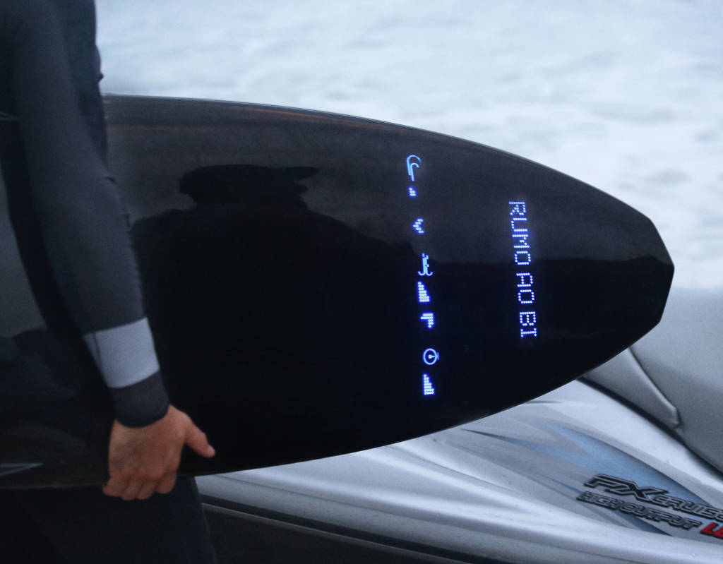Prancha tecnológica permite que o surfista receba mensagens em alto-mar (Foto: Liquido Photo)