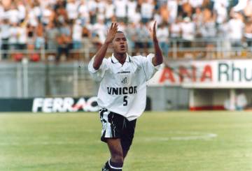Marcos Assunção comemorando gol contra a Portuguesa, no Paulistão de 1999 (Foto: Acervo/Gazeta Press)