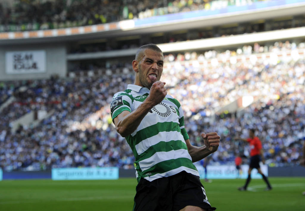 Islam Slimani marcou 26 gols em 32 jogos, e está na mira para reforçar o ataque do Leicester (Foto: Miguel Riopa/AFP)
