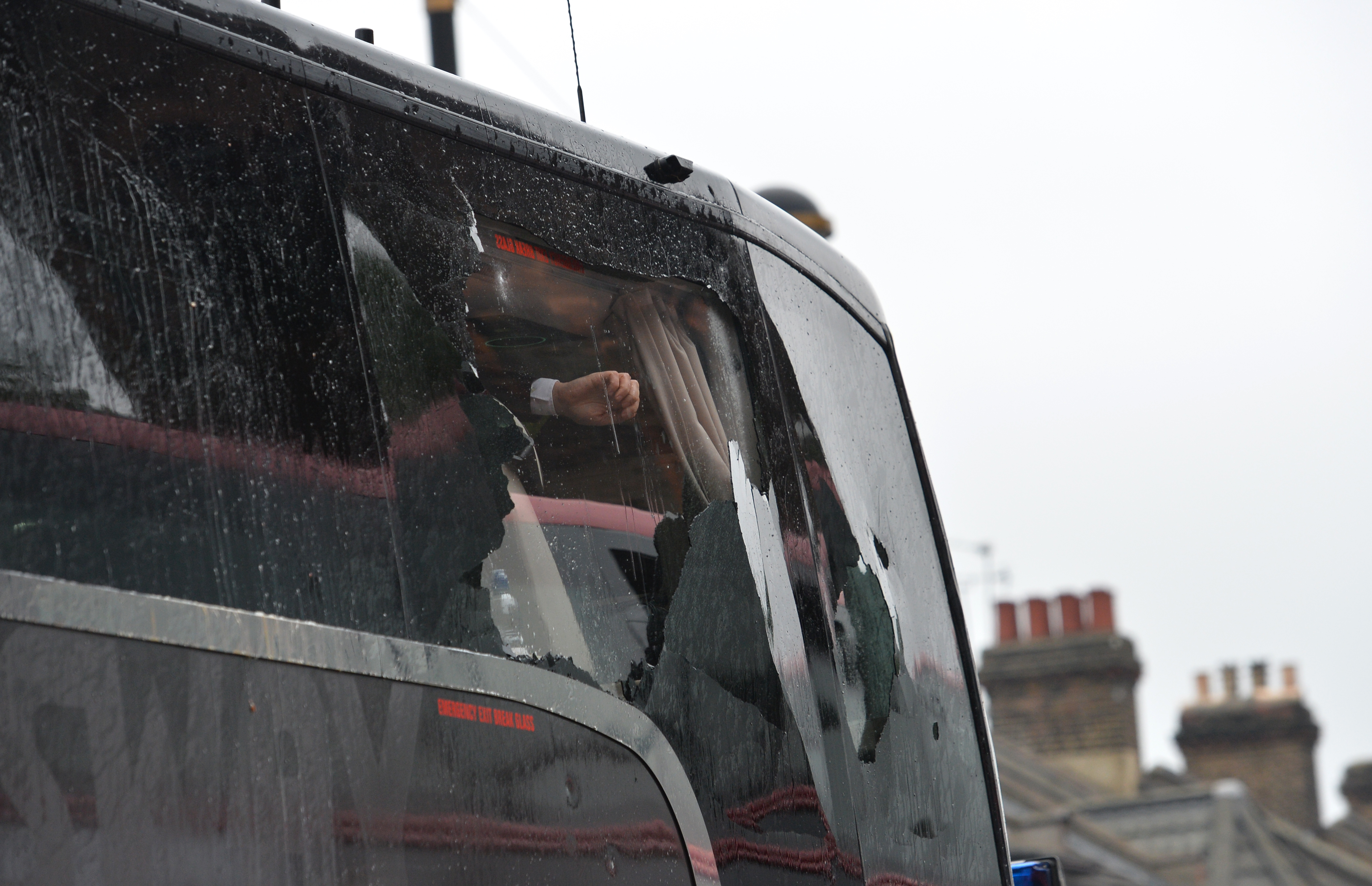 Ônibus do Manchester United foi atacado na chegada para o confronto contra o West Ham (Foto: Glyn Kirk/AFP)