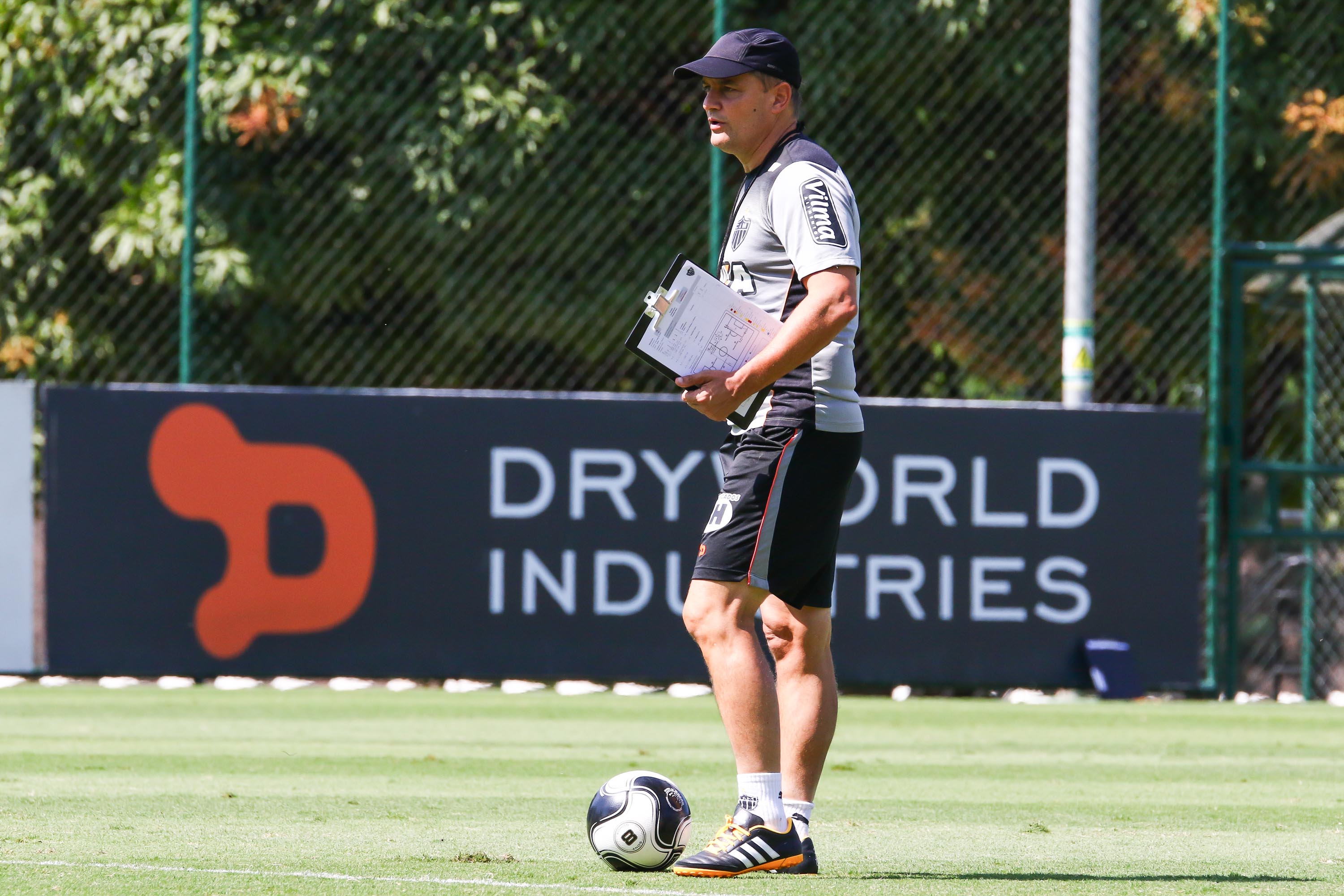 Aguirre mais uma terá avaliar o desgaste da equipe para escalar titulares (Foto: Bruno Cantini/CAM)
