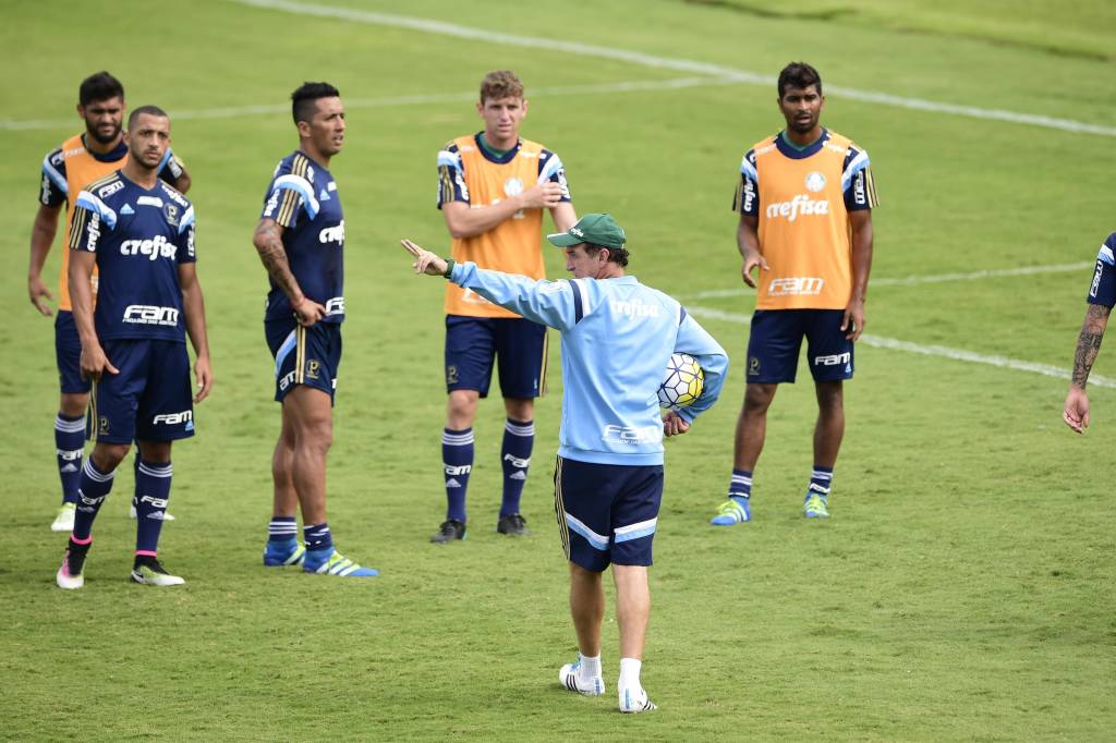Técnico Cuca orienta jogadores durante treino em Atibaia (Foto: Fernando Dantas/Gazeta Press)