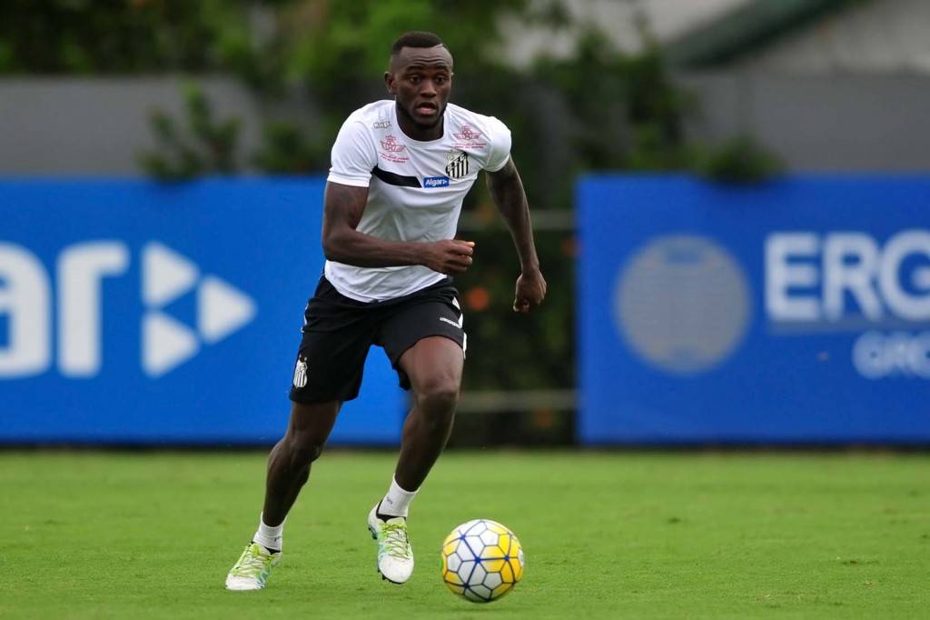 Com caxumba, o camaronês Joel é desfalque do Peixe para quarta-feira (Foto: Santos/Site Oficial)