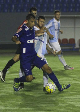 Ainda no primeiro tempo, Henrique fez o segundo em um belo chute de fora da área (Robson Vilela/Light Press)