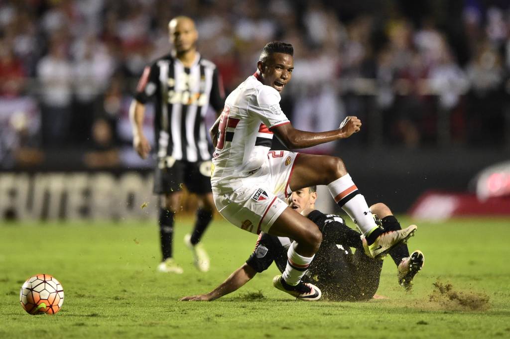 Kelvin (E), jogador do São Paulo FC, durante a primeira partida contra o Atlético-MG, válida pelas quartas de final da Copa Libertadores da América 2016.