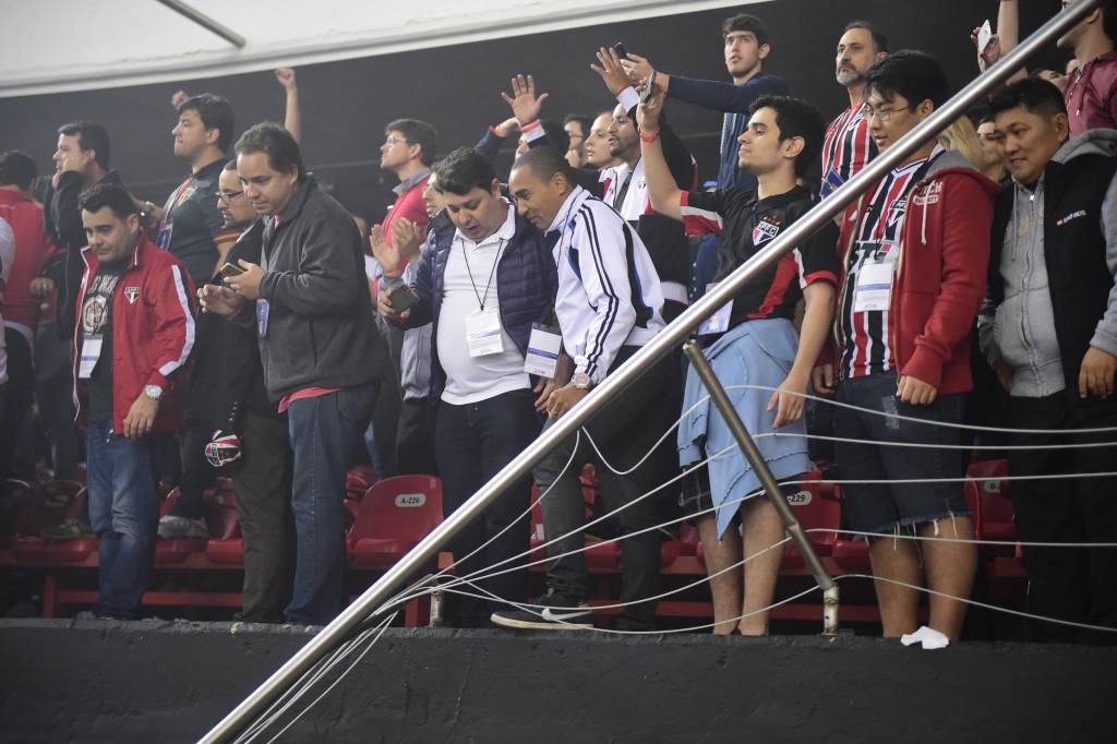 Torcedores do São Paulo cairam da arquibancada após gol de Michel Bastos (Foto: Djalma Vassao/Gazeta Press)
