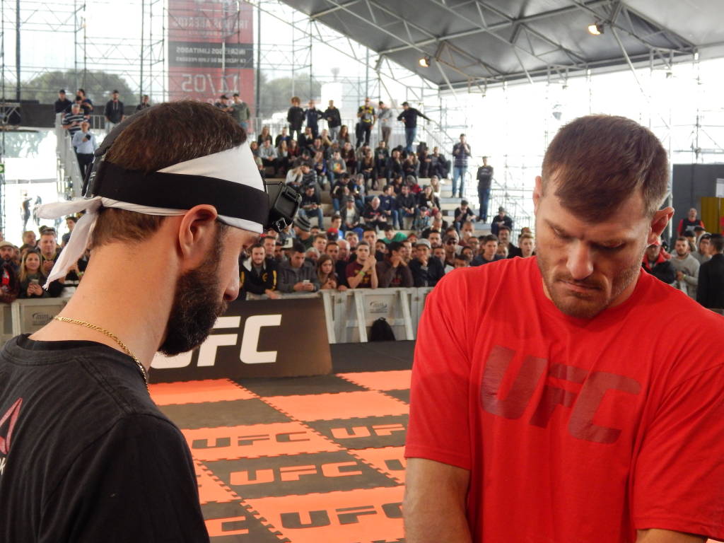 Miocic foi hostiizado, mas respondeu com muita simpatia (Foto: Luiz Fagundes)