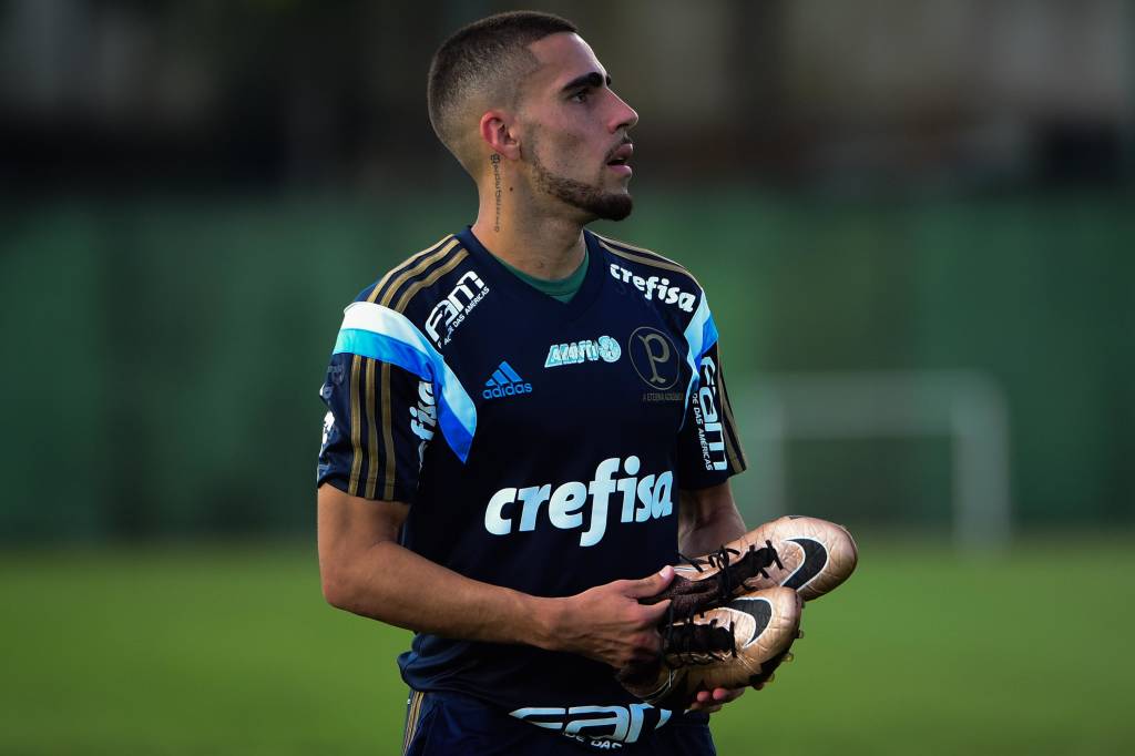 O volante de 23 anos está emprestado ao Palmeiras até o final de 2016 (Foto: Djalma Vassão/Gazeta Press)