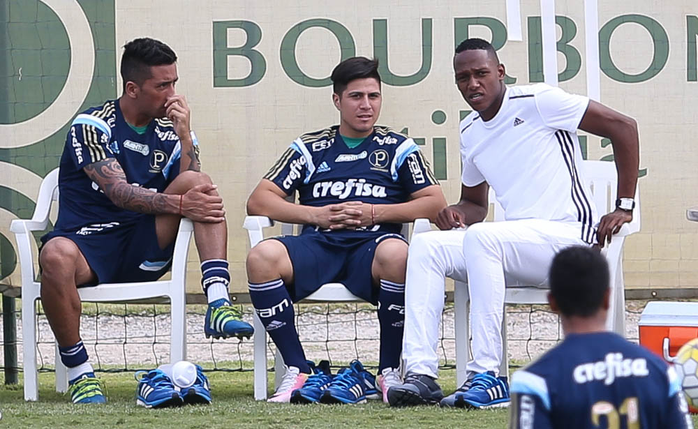 Zagueiro Mina conversou com companheiros que falam espanhol (Foto: Cesar Greco/Divulgação)