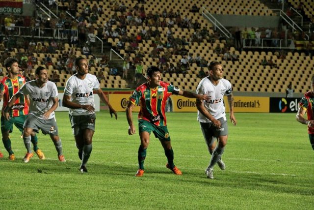 Duelo entre Sampaio Corrêa e Figueirense só foi definido nos minutos finais (Foto: Elias Auê/Divulgação)