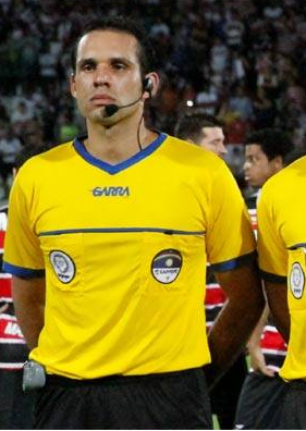 Foto suspeita em rede social e erro na decisão: as falhas de Daniel José na arbitragem em PE (Foto:Reprodução/Twitter)