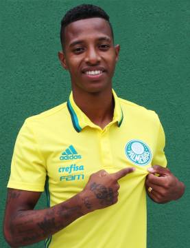 O meia Tchê Tchê assinou com o Palmeiras por três anos (Foto: Palmeiras/Site Oficial)