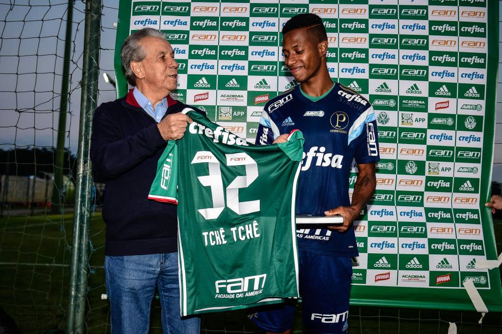 Thê Tchê recebeu a camisa 32 das mãos do terceiro vice-presidente do Palmeiras, Antonino Jesse Ribeiro (Foto: Fernando Dantas/Gazeta Press)