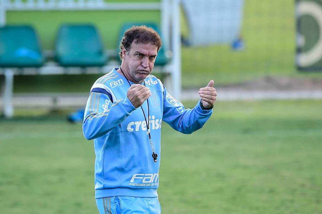 Por diversas vezes Cuca paralisou o treino para dar orientações (Foto: Fernando Dantas/Gazeta Press)