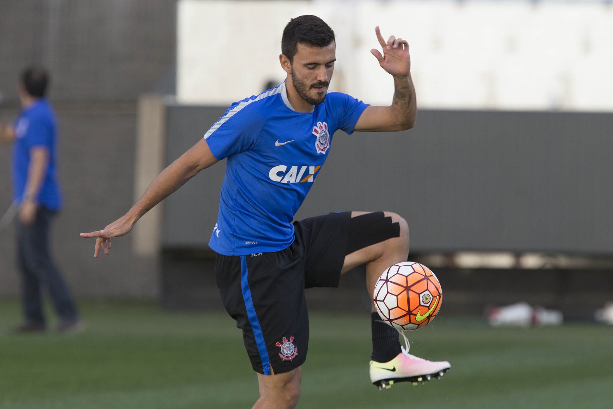 Lateral acredita na força da equipe independentemente de jogar em Itaquera (Foto: Daniel Augusto Jr./Ag. Corinthians)