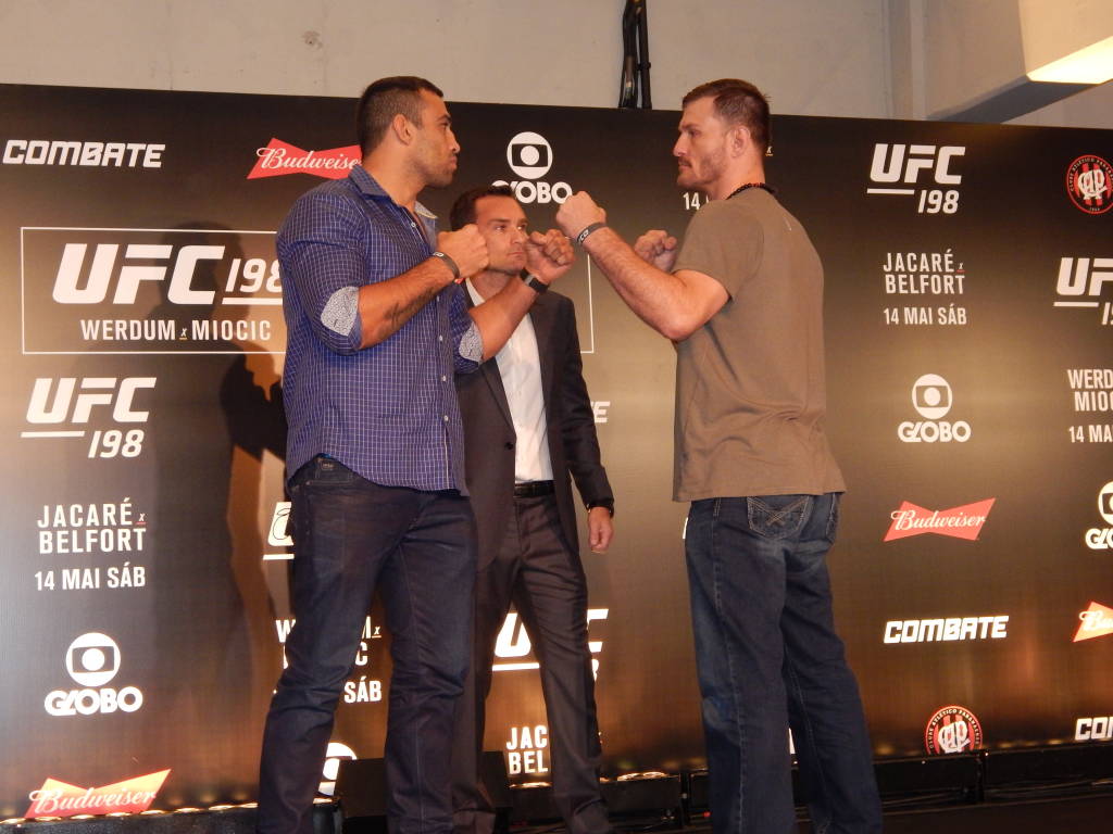 Werdum e Miocic fazem último encontro antes da luta (Foto: Luiz Fagundes)