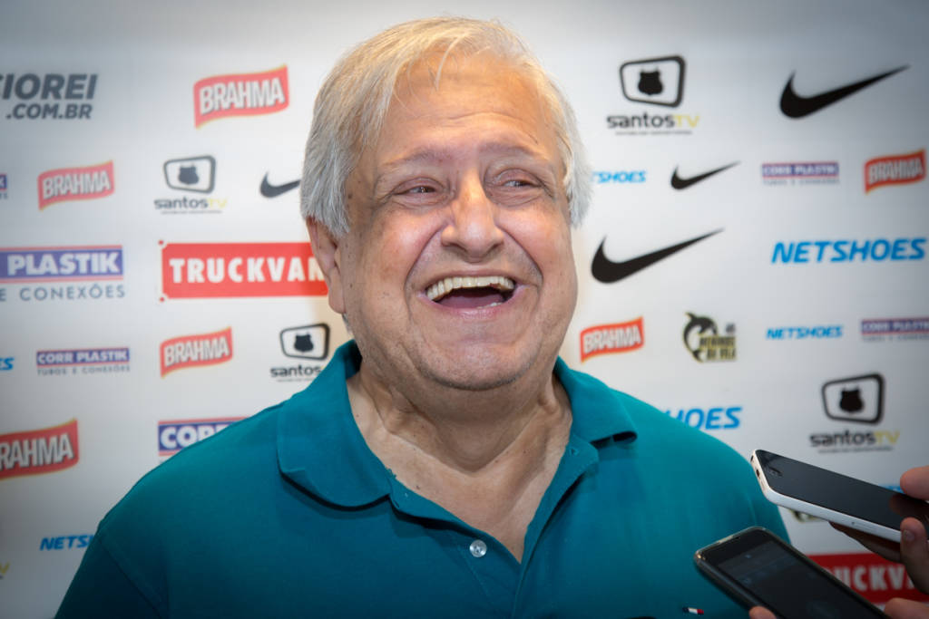 Modesto Roma Júnior despista, mas admite a necessidade de reforçar o elenco santista (Foto: Ricardo Saibun/SFC)