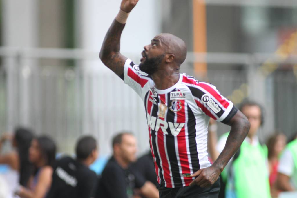 SANTA CRUZ - De volta à elite após dez anos, os pernambucanos fizeram grande primeiro semestre, vencendo Copa do Nordeste e estadual. Com Milton Mendes no banco e Grafite (foto) como referência em campo, o Tricolor espera uma boa campanha (Foto: Antonio Melcop/Santa Cruz)