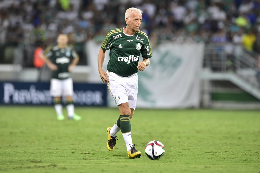 O jogador Ademir da Guia durante Jogo festivo entre o Palmeiras de 1999 e Amigos do Alex (Foto: Fernando Dantas/Gazeta Press)