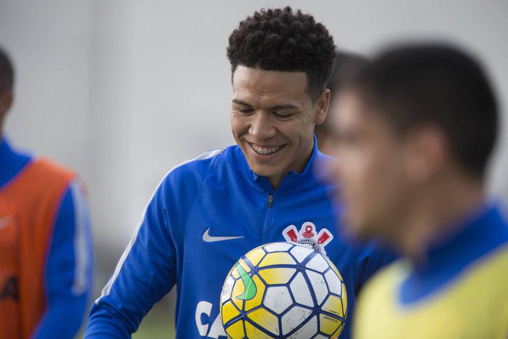 Marquinhos Gabriel disputa com Giovanni Augusto a vaga na ponta direita do time que enfrentará o Grêmio (foto: Daniel Augusto Jr./Ag. Corinthians)