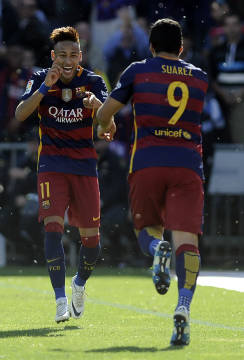Neymar deu lindo passe para Suárez marcar o terceiro gol (Foto: AFP/Cristina Quicler)