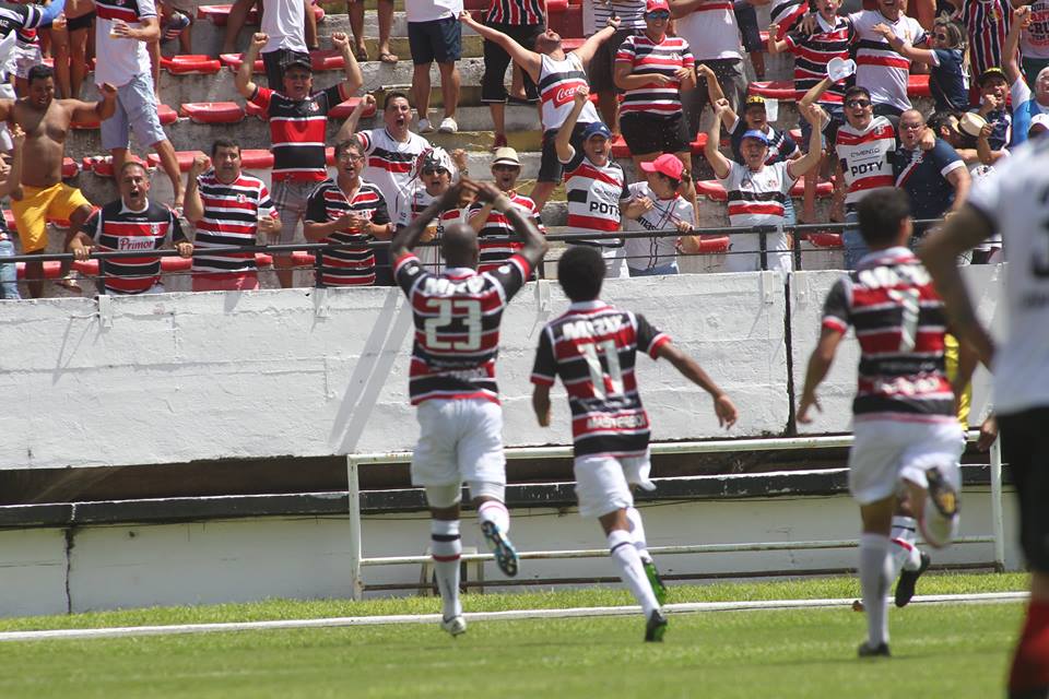 A dupla de ataque do Santa, Grafite e Keno, teve ótima atuação neste domingo (Foto: Antônio Melcop/Divulgação)