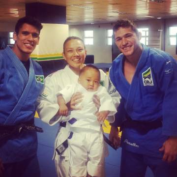 Kyotake João visita a mãe em treinos dos judocas olímpicos do Brasil no Rio (Foto: Reprodução)