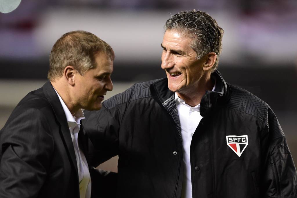 O argentino Edgardo Bauza (D), técnico do São Paulo FC, e o uruguaio Diego Aguirre, do Atlético-MG, durante a primeira partida válida pelas quartas de final da Copa Libertadores da América 2016.