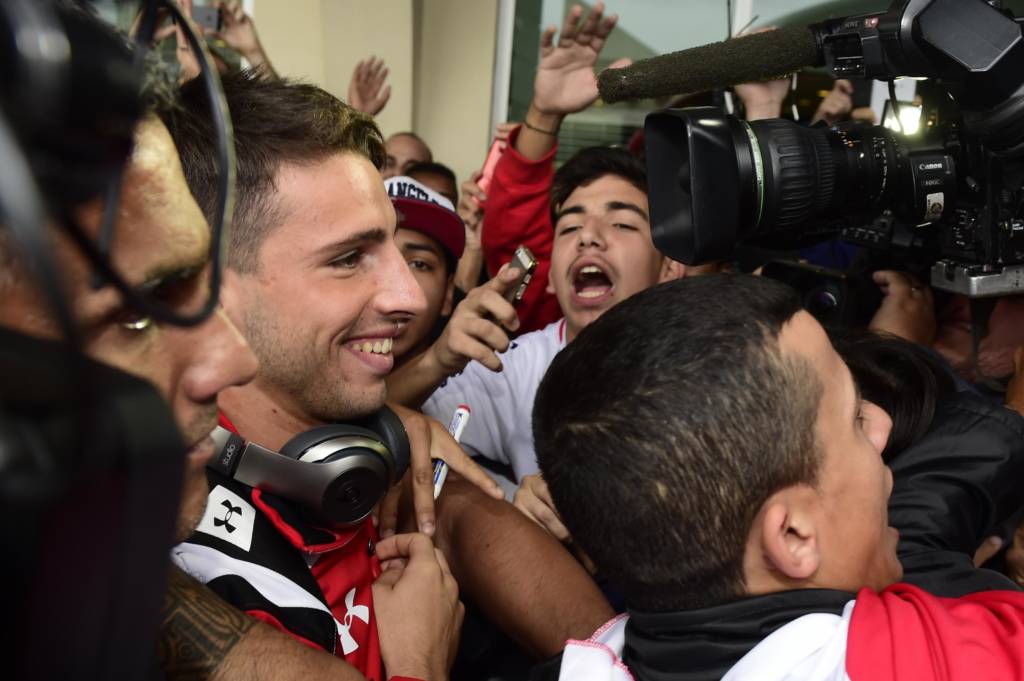 O argentino Calleri foi um dos mais festejados no desembarque tricolor em São Paulo (Foto: Fernando Dantas/Gazeta Press)