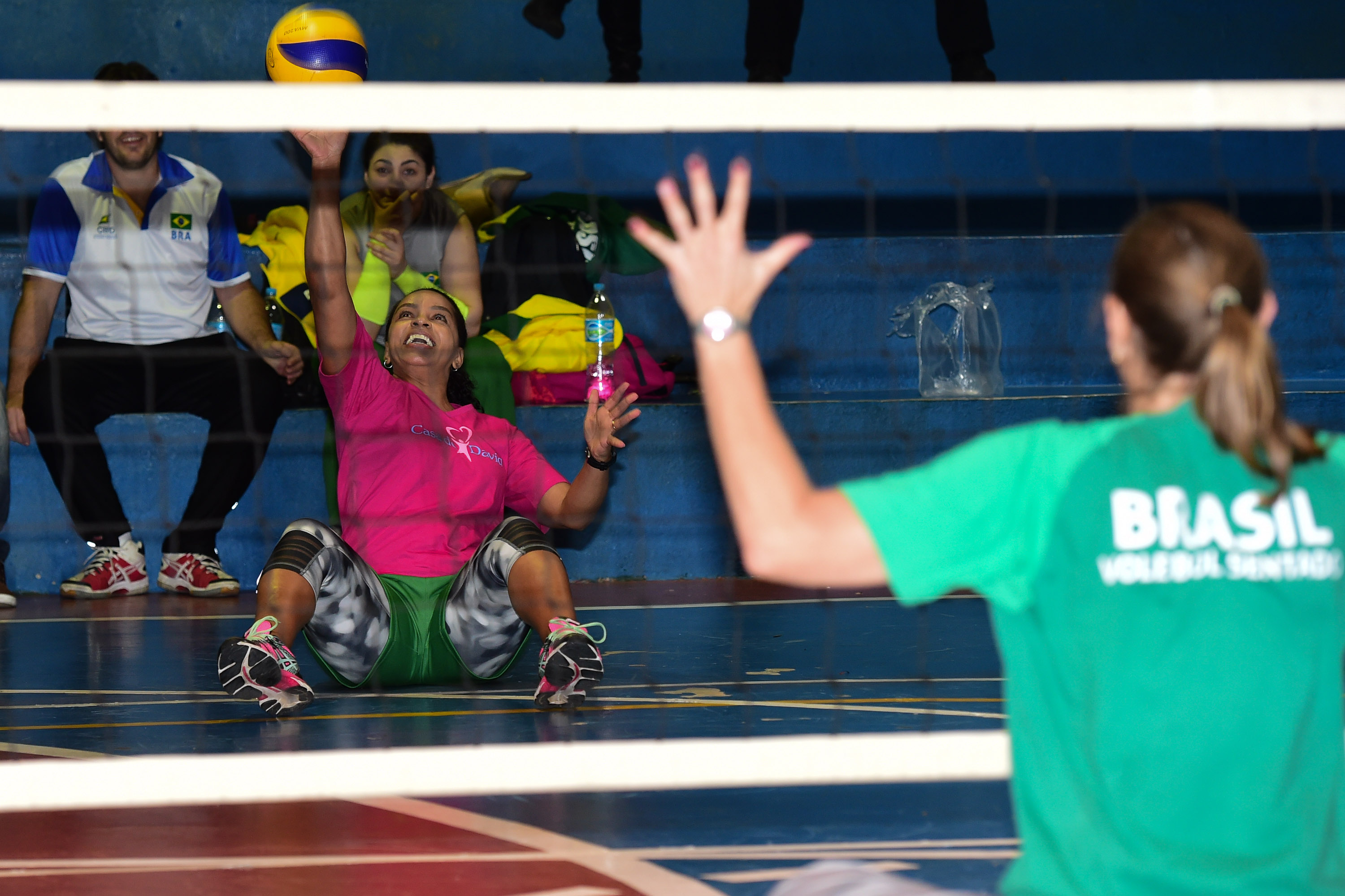 Fofão acompanha treino da Seleção Brasileira feminina de vôlei sentado ...