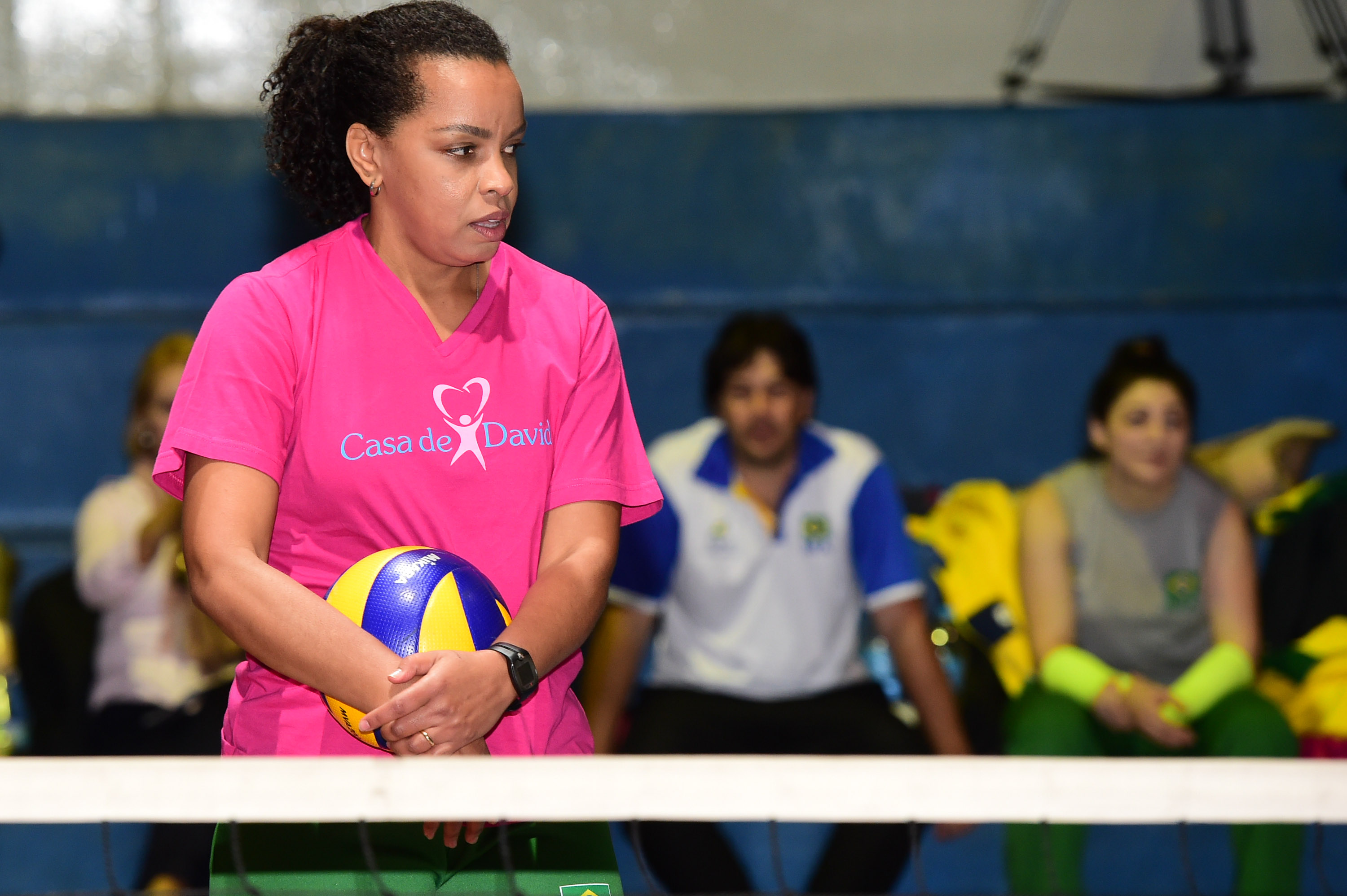 Fofão acompanha treino da Seleção Brasileira feminina de vôlei sentado ...