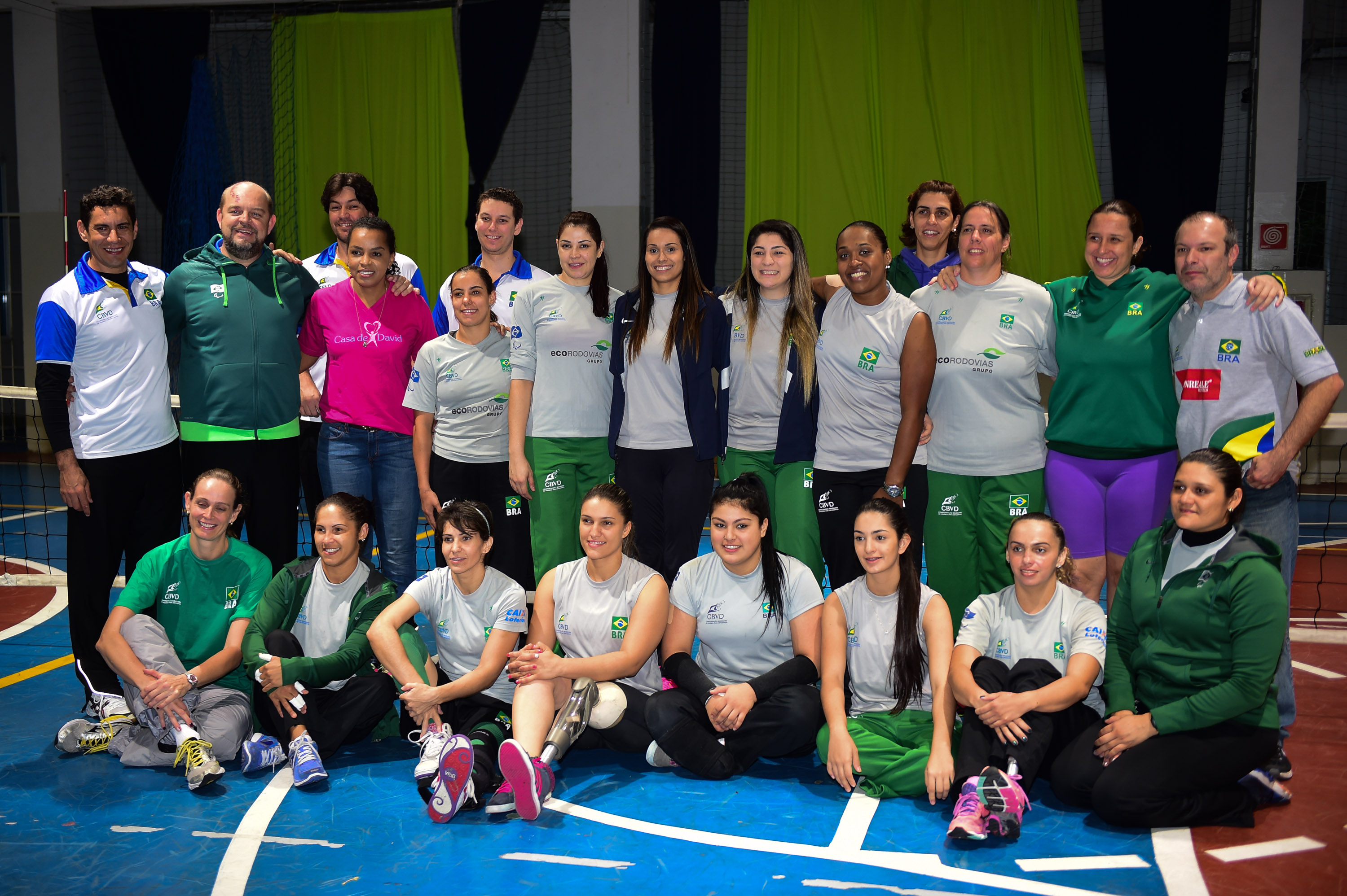 Fofão acompanha treino da Seleção Brasileira feminina de vôlei sentado ...