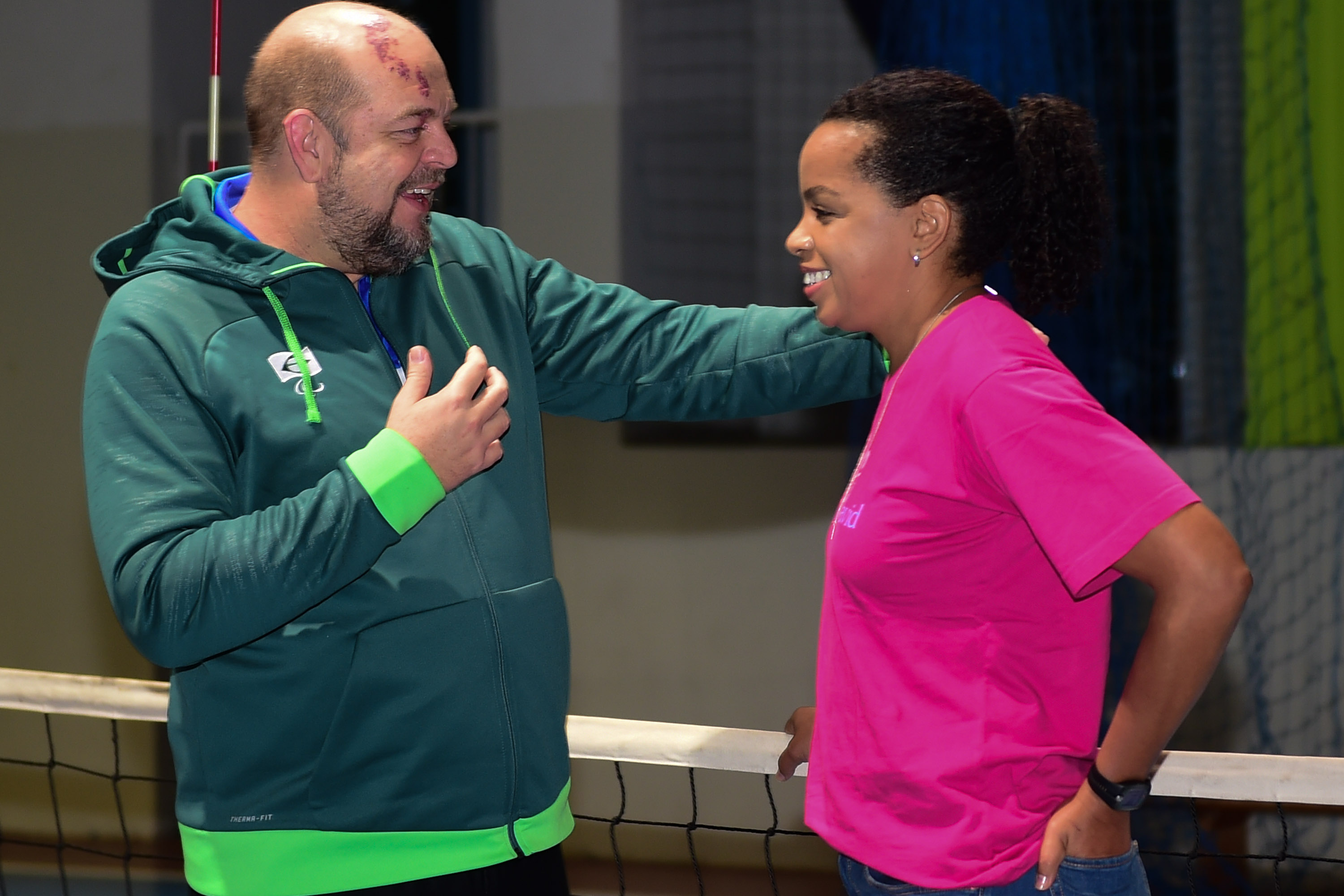 Fofão acompanha treino da Seleção Brasileira feminina de vôlei sentado ...