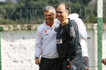 Marcelo terá a companhia do coordenador técnico Carlinhos Neves no banco de reservas contra o Furacão (Bruno Cantini/CAM)