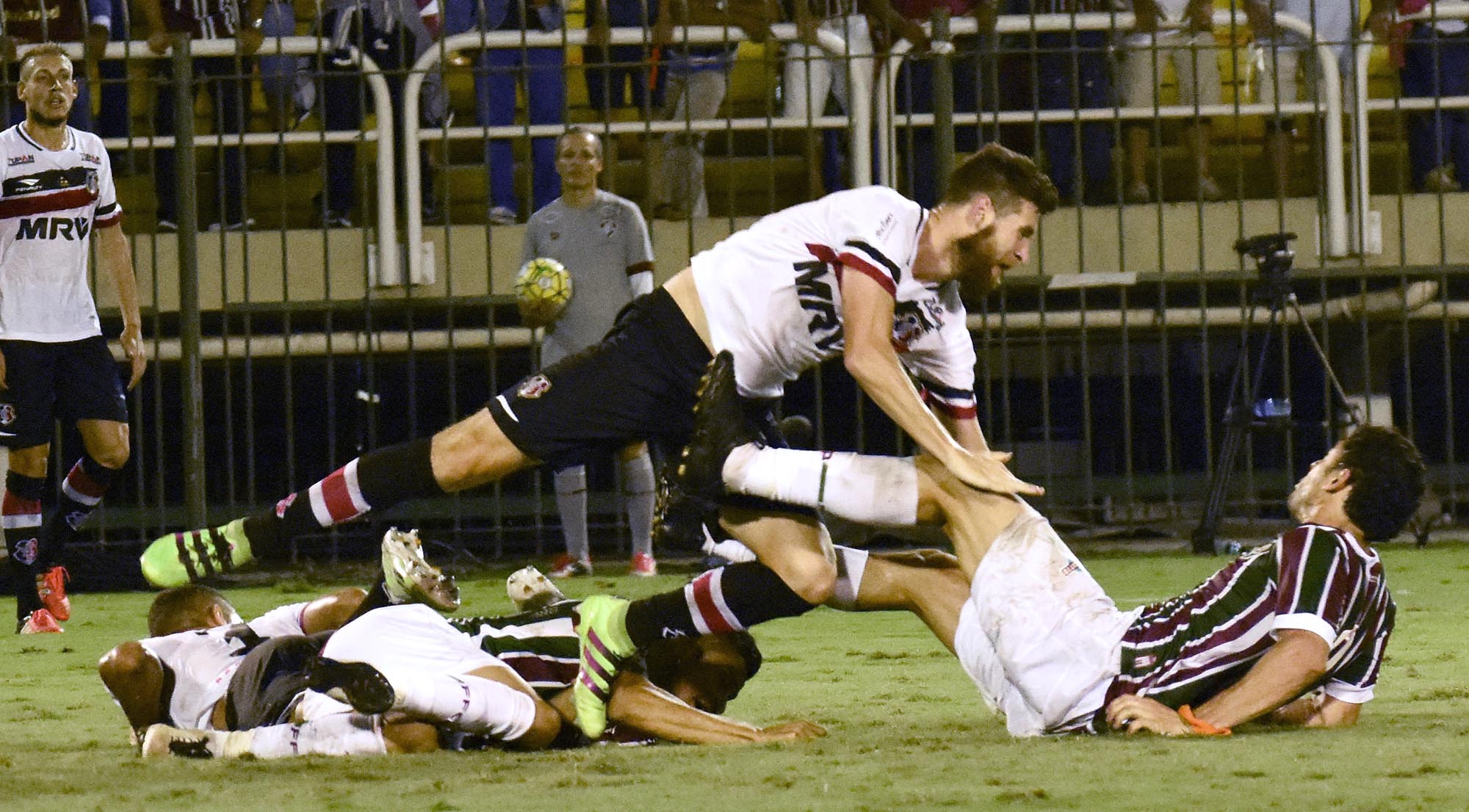 Lances polêmicos marcaram o empate em 2 a 2 entre Fluminense e Santa Cruz (Foto: MAILSON SANTANA/FLUMINENSE FC)